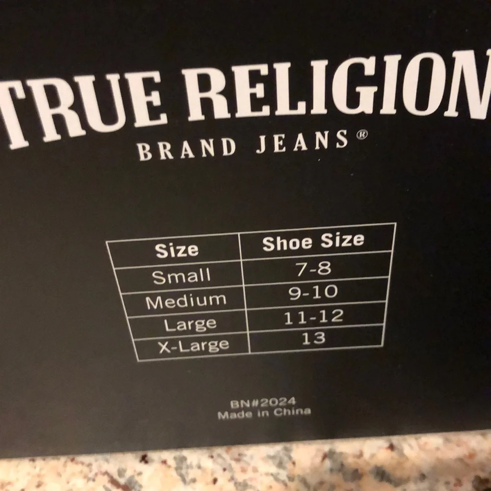 True Religion M (9-10) Slippers